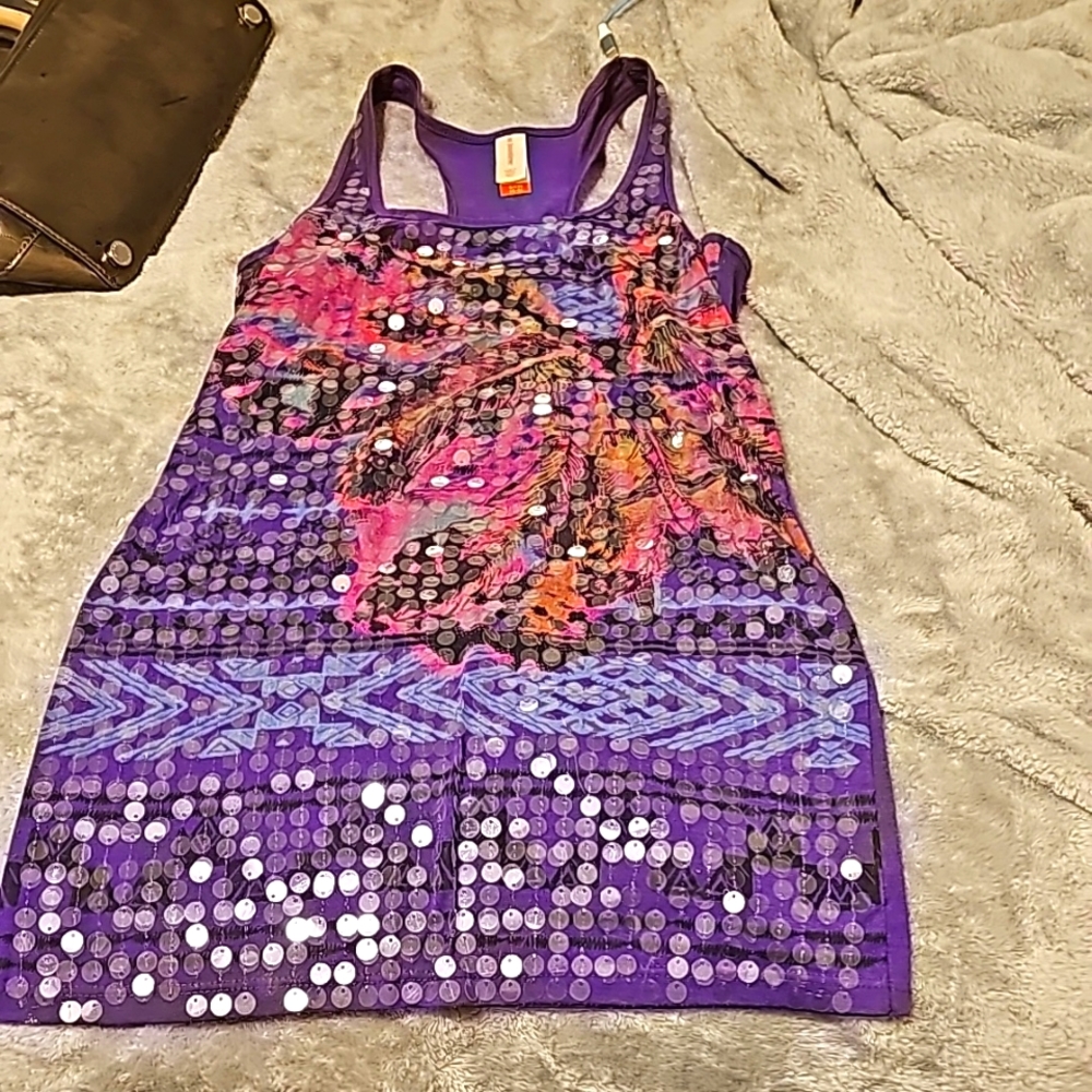 Multicolored sequenting tank top shirt shirt.